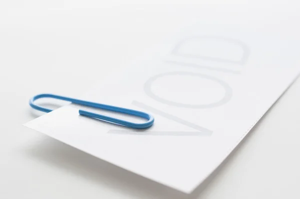 VOID papier met blauwe paperclip — Stockfoto