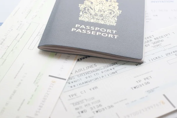 Passaporte do Canadá com cartão de embarque na mesa — Fotografia de Stock