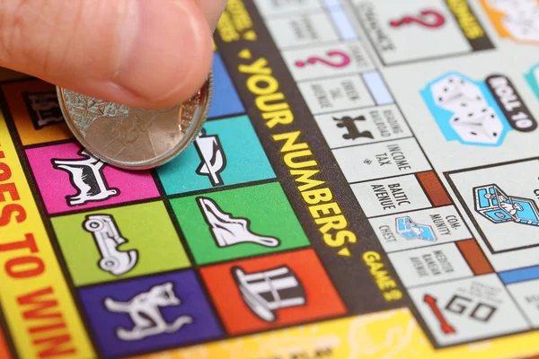 Woman scratching lottery ticket — Stock Photo, Image