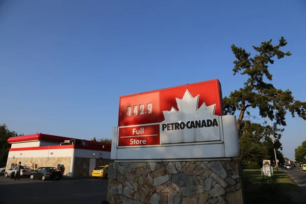 Um lado do posto de gasolina Petro Canada em Vancouver BC Canada . — Fotografia de Stock