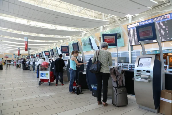 Comptoir d'enregistrement à l'intérieur de l'aéroport YVR — Photo