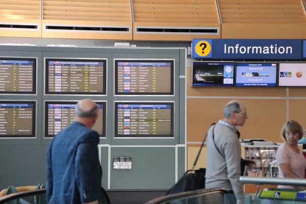 Ihmiset kysyvät joitakin tietoja insdie YVR lentokentällä — kuvapankkivalokuva
