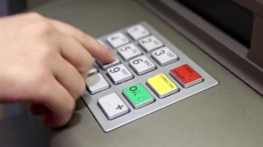 kadın basarak parolayı atm makine