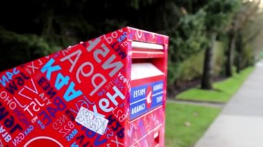 Kanada posta kutusu olarak posta koyarak kadın