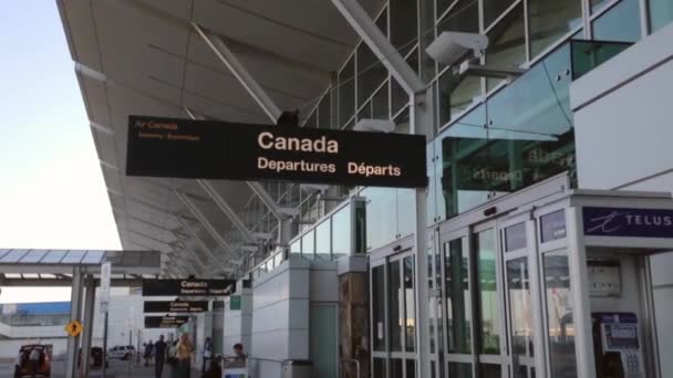 Soft focus of Air Canada departures entrance — Stock Video