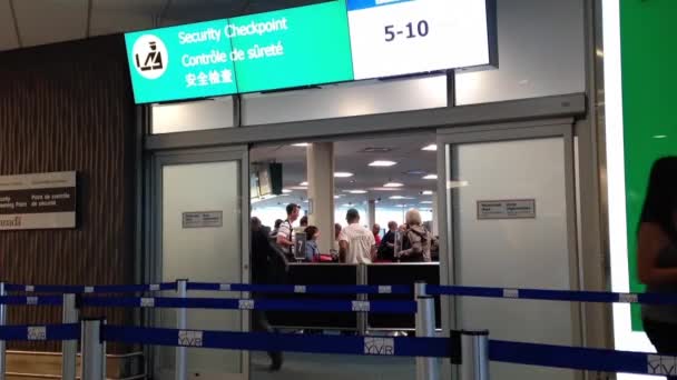 Bezpečnostní kontroly brány insdie yvr airport — Stock video