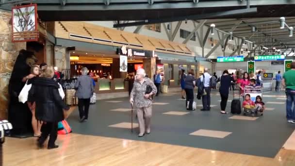 Passageiros com bagagem dentro do aeroporto YVR — Vídeo de Stock