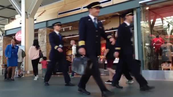 Piloten en stewardess met bagage binnen yvr luchthaven — Stockvideo