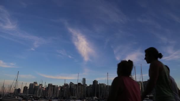 Hátsó fény lövés emberek jogging a stanley park alkonyatkor — Stock videók