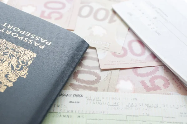 Passaporte do Canadá com cartão de embarque na mesa — Fotografia de Stock