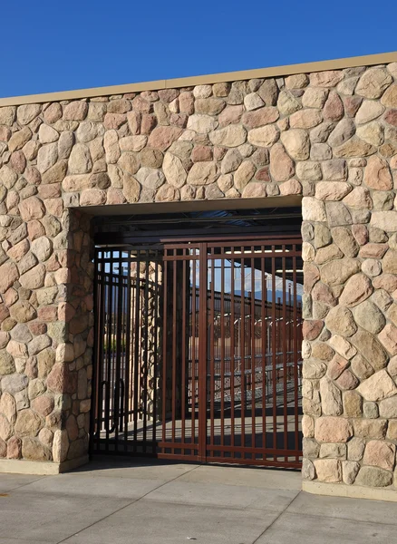 Parede de tijolo e porta de balaustrada — Fotografia de Stock