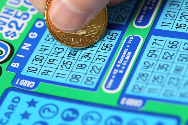 Frau zerkratzt Lottoschein namens Bingo. — Stockfoto