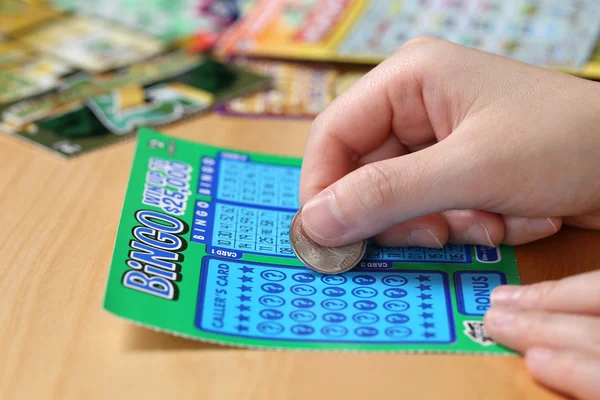 Mujer rascando billete de lotería llamado Bingo . — Foto de Stock