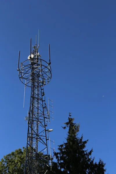 Elektrisk høyspentpylon mot blå himmel – stockfoto