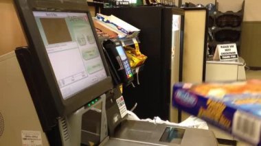 Adam bir kutu balık satın alma kasaya ödeme