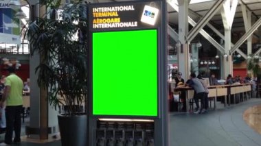 Yeşil billboard reklam.