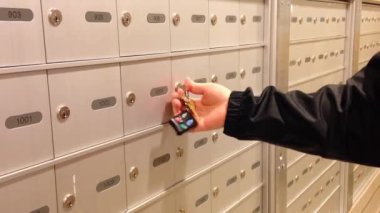 Adam onun posta kutusundan bir posta alma