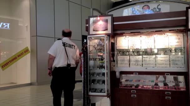 Cabina de control de rutina de seguridad dentro del centro comercial — Vídeos de Stock