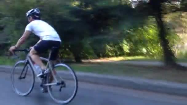 Άνδρας ιππασία ποδήλατα στο Stanley park — Αρχείο Βίντεο