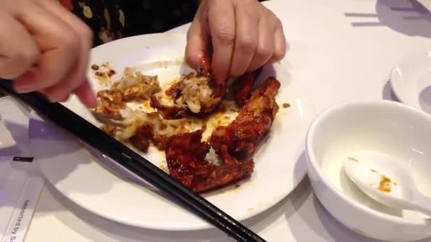 Mujer comiendo langosta en el plato — Vídeo de stock