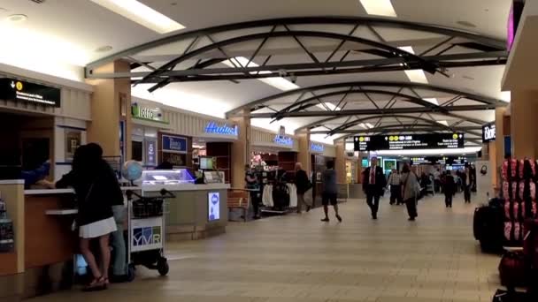 Ena sidan av passagerare med gåva butik bakgrund inuti Yvr airport — Stockvideo