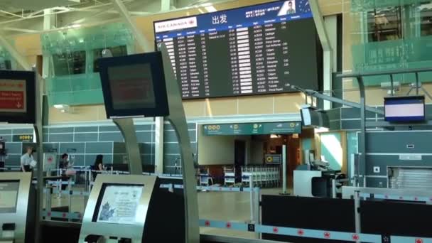 Één kant van de luchthaventerminal in Vancouver Bc Canada. — Stockvideo