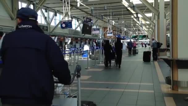 Pasażerowie z bagażem wewnątrz yvr airport — Wideo stockowe