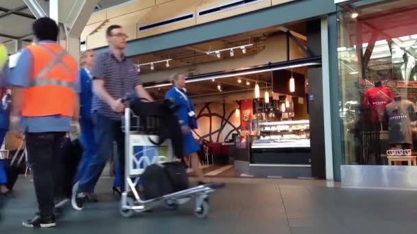 Slow motion av passanger inuti Yvr airport — Stockvideo