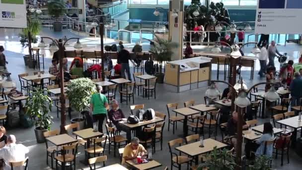 Un lado del patio de comidas en el aeropuerto de YVR — Vídeos de Stock