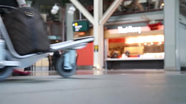 Baixo ângulo com as pessoas a pé dentro do aeroporto YVR — Vídeo de Stock