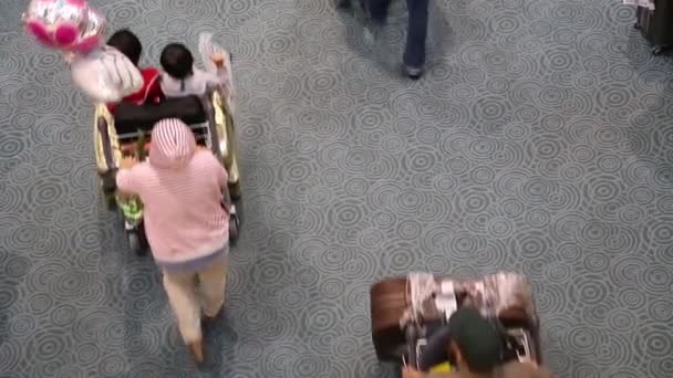 Аэропорт терминал международного лобби прибытия — стоковое видео