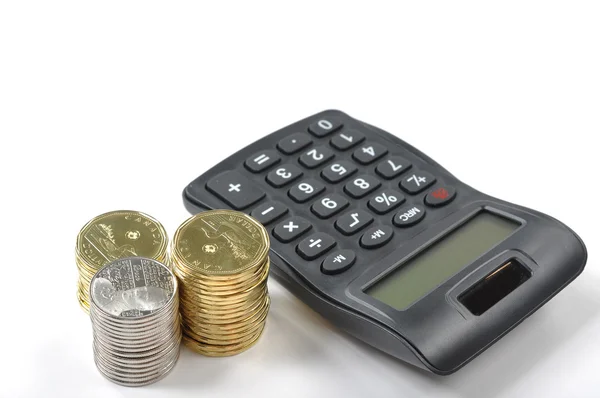 Een rekenmachine en geld geïsoleerd op een witte achtergrond — Stockfoto
