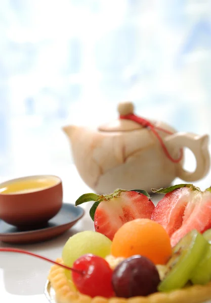 Meyve tart ve Çin çayı — Stok fotoğraf