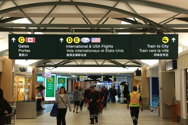 Ena sidan av Vancouver International Airport lobbyn — Stockfoto