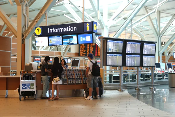 Persone che chiedono informazioni insdie l'aeroporto YVR — Foto Stock