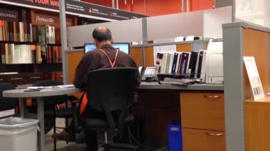 Bilgi bilgisayar mağaza ofis içinde yazarak Homedepot çalışan adam