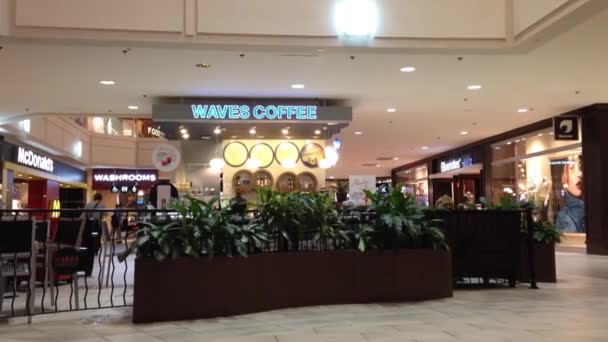 Un lado del café de onda dentro del centro comercial Coquitlam — Vídeo de stock