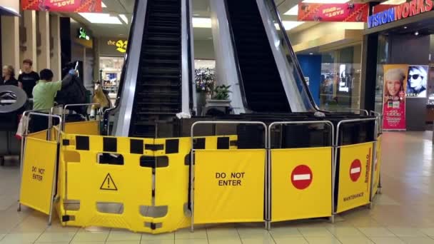 Állítsa le a mozgólépcső karbantartás jele belül shopping mall — Stock videók