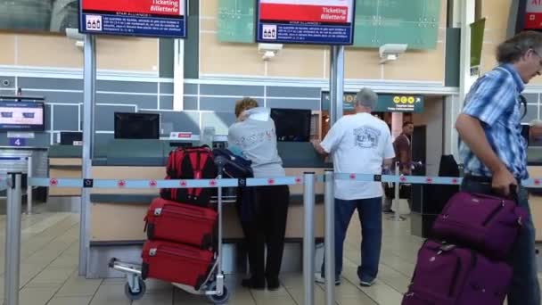 Ena sidan av Air Canada incheckning — Stockvideo