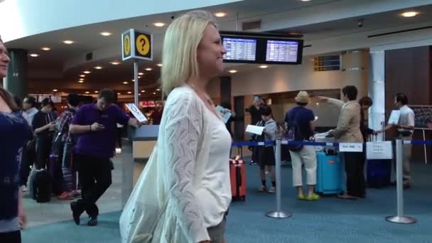 Woman waiting for her friend at internation arrival lobby — Stock Video