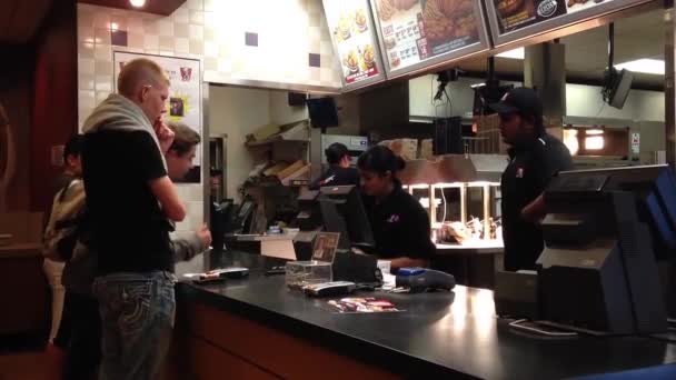 Gente pidiendo comida dentro de la tienda KFC — Vídeos de Stock