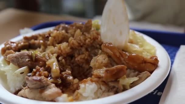 Mensen eten japaness voedsel genaamd teriyaki kip. — Stockvideo