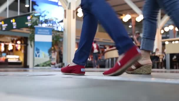 Fermez le pied des passagers avec les bagages passant par le comptoir alimentaire à l'intérieur de l'aéroport YVR — Video