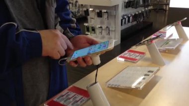 Yeni iphone Apple store içinde oynayan insanlar