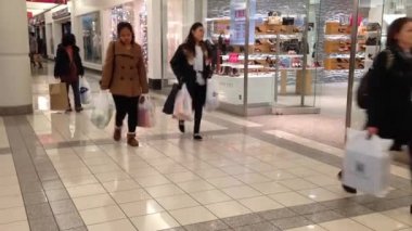 Alışverişçi Metropolis alışveriş merkezi içinde