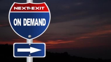 İsteğe bağlı yol işaretiyle akan bulutlar üzerinde