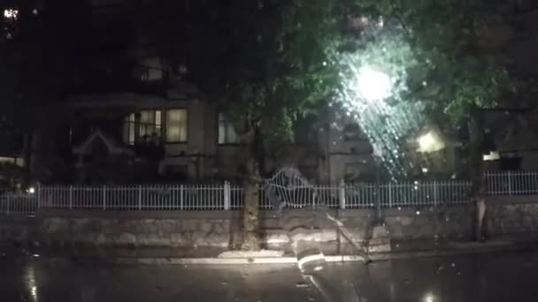 Řízení auta v těžkých rainging noci s širokým úhlem kamery výstřel — Stock video