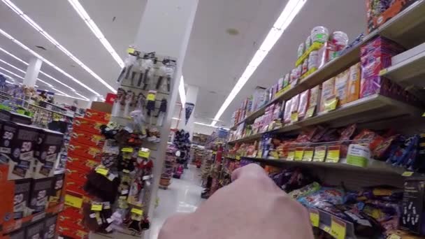 Mano eligiendo dientes de vampiro para la fiesta de Halloween — Vídeo de stock