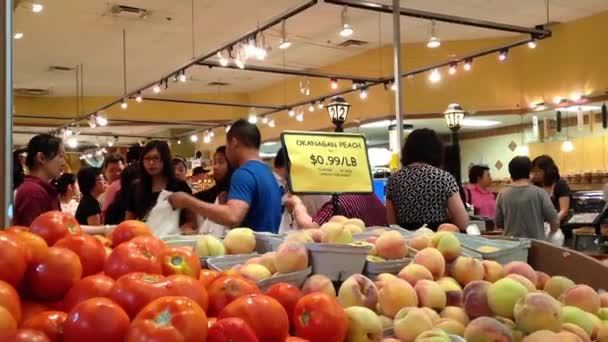Menschen stehen Schlange, um Lebensmittel im chinesischen Supermarkt zu bezahlen — Stockvideo