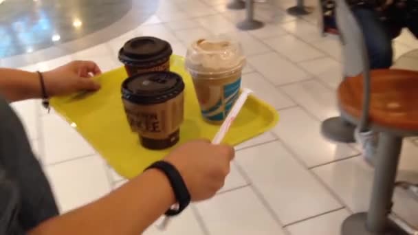 Cliente comprando un café en Tim Hortons — Vídeos de Stock